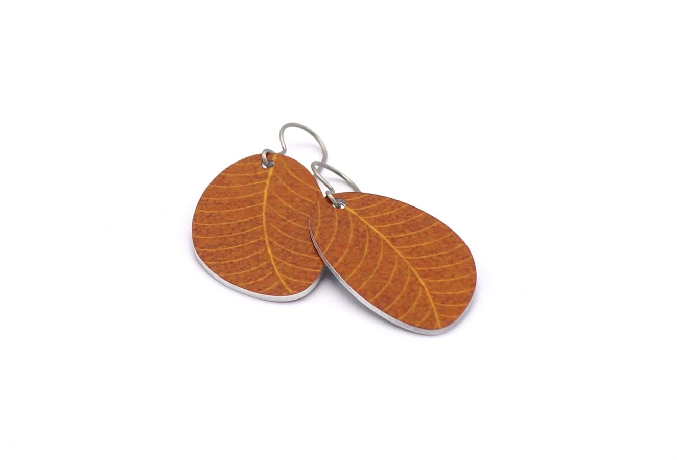 A pair of small leaf earrings in brown by ColorUpLife.